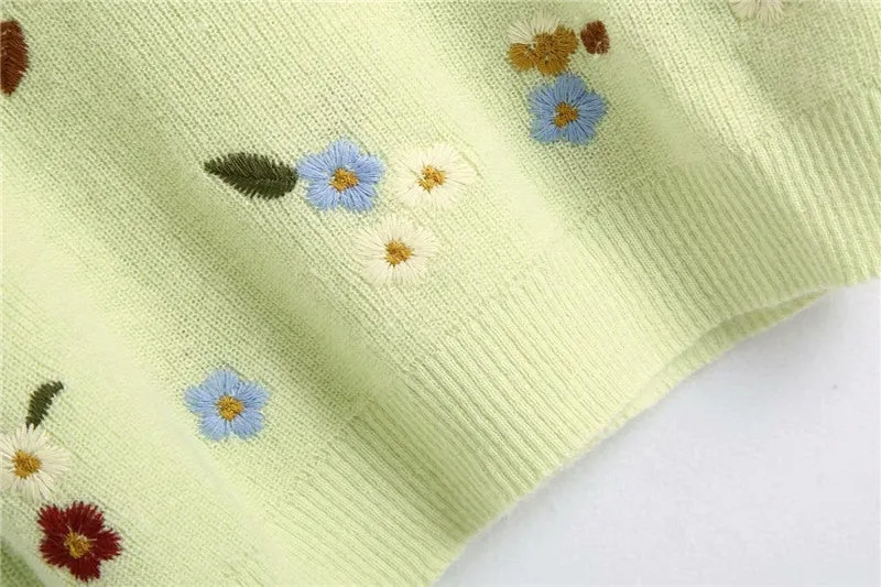 FLORAL EMBROIDERY CROPPED SWEATER