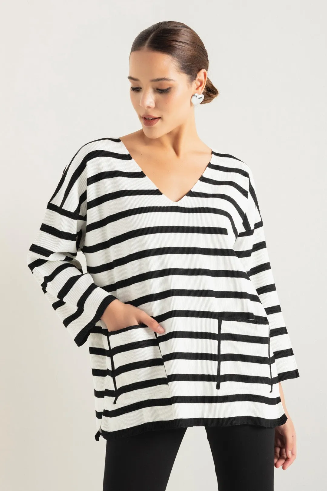 Woman V -Neckline Knitwear Sweater