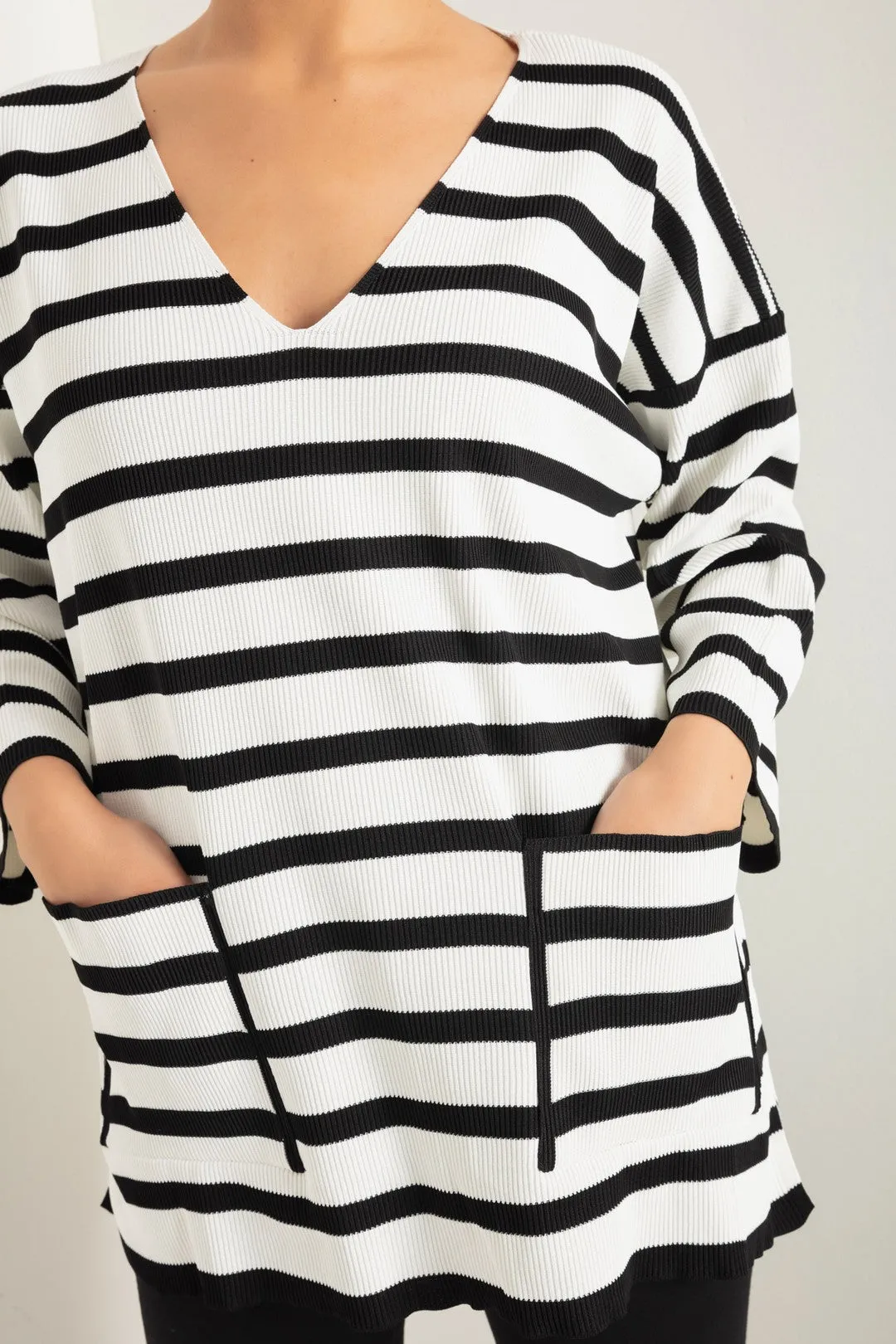 Woman V -Neckline Knitwear Sweater