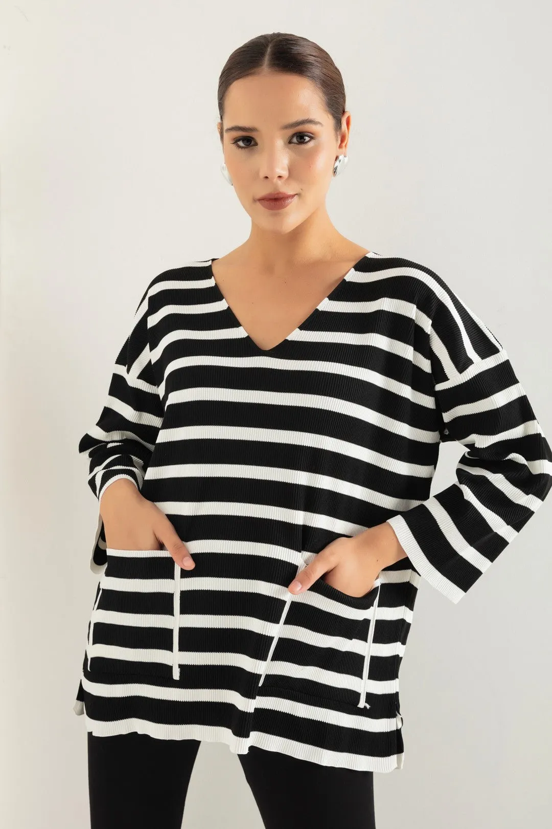 Woman V -Neckline Knitwear Sweater