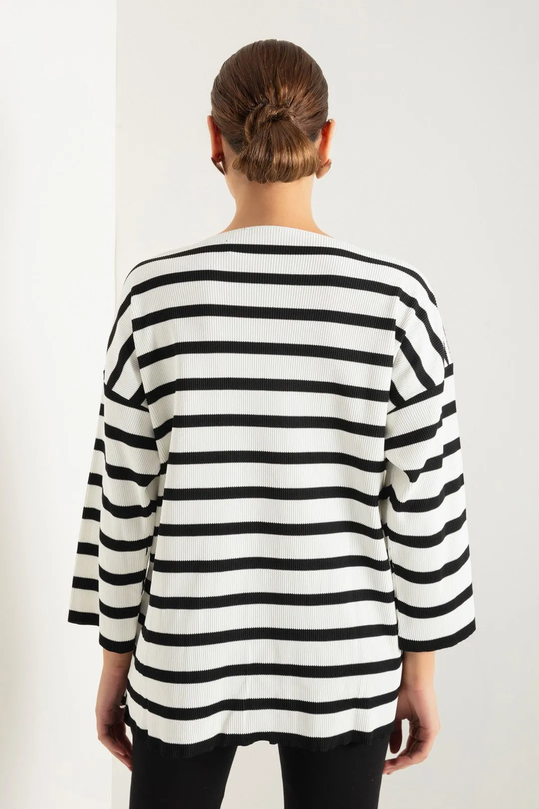 Woman V -Neckline Knitwear Sweater
