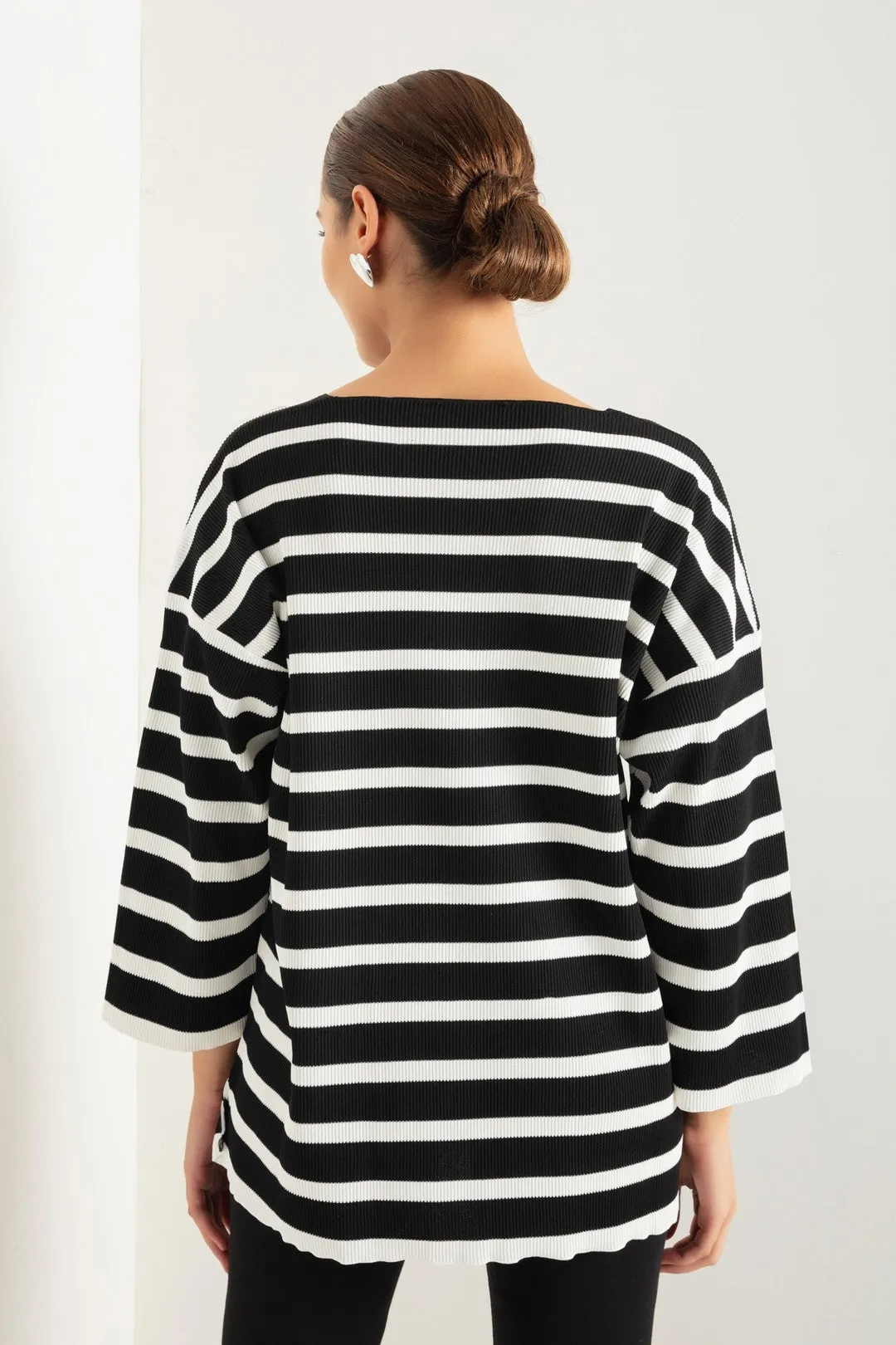 Woman V -Neckline Knitwear Sweater